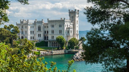 Boleto sin colas al castillo de Miramare con traslado privado desde la estación de tren de Trieste
